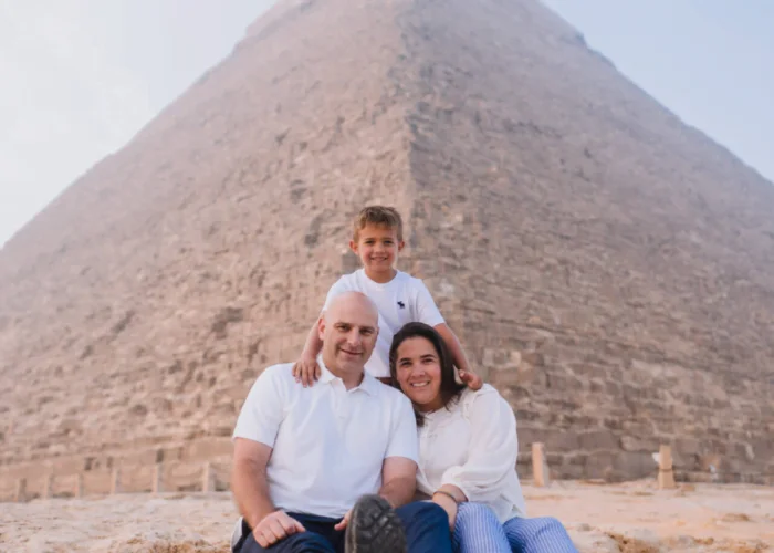 the-family-take-a-fantastic-photo-with-the-pyramids